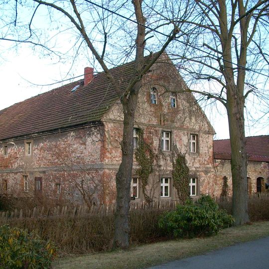 Bauernhof mit Wohnstallhaus, Seitengebäude, Scheune und Hofmauer Groß-Neidaer-Straße 4