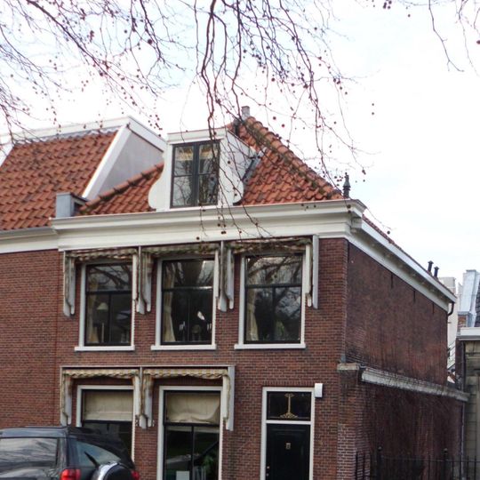 Pand met gepleisterde lijstgevel, beneden gemoderniseerd