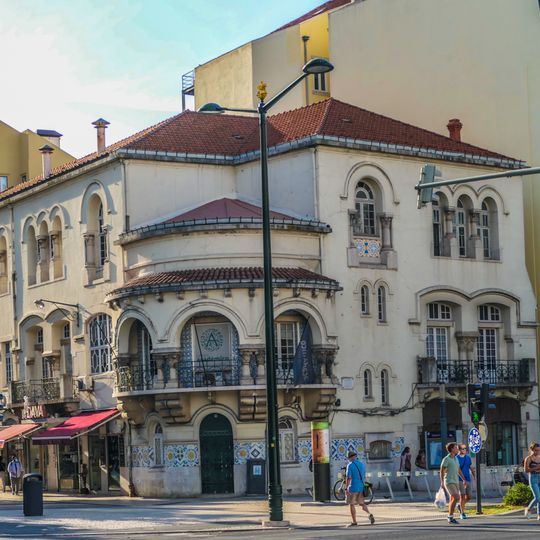 Edifício na Avenida da República, 13, e na Avenida Duque de Ávila, 38 A-K