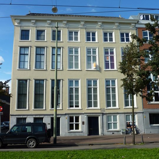 Pand met Lodewijk XIV gevel met kroonlijst op gesneden consoles