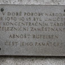 Pamětní deska Arnošta Rufeisena na nádraží Studenec