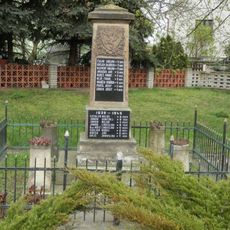 Pomník padlým z 1. a 2. světové války v Hrobcích