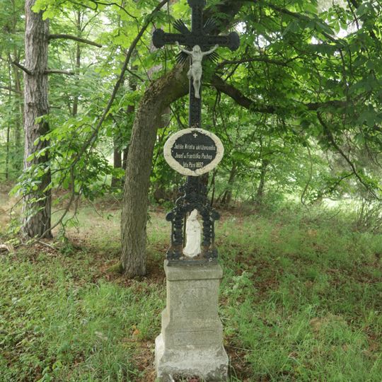 Kříž v zatáčce severně od Budišova