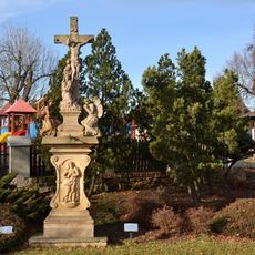 Socha Kalvárie na návsi v Hrušovanech