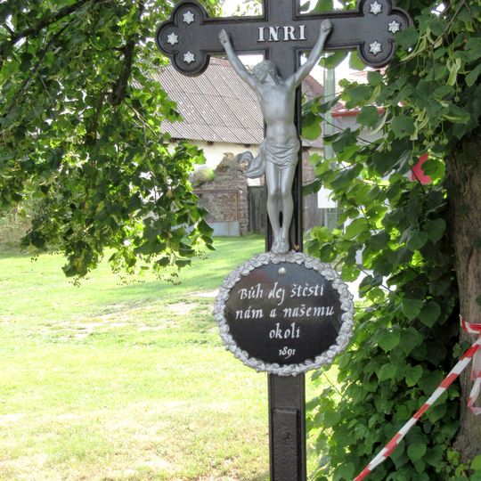 Kříž na návsi v Bratkovicích