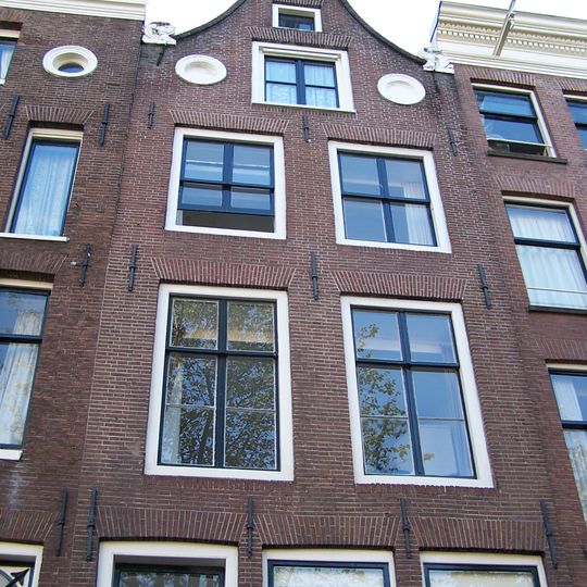 Huis met gevel onder rollagentop