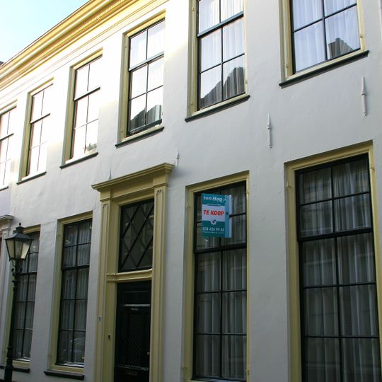 Pand met gepleisterde gevel, rechte lijst en voordeur en bovenlicht in pilasteromlijsting