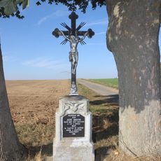 Kříž u cesty severně od Radošova