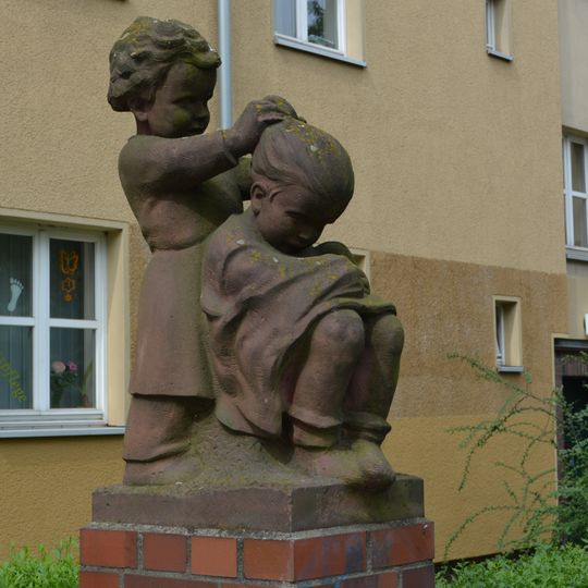 Zwei frisierende Mädchen