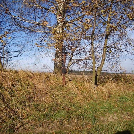 Kříž u břízy západně od Lidmaně