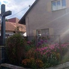 Kříž v Popovicích u Popovického rybníka