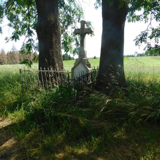 Kříž u silnice jihovýchodně od Puklice u lihovaru