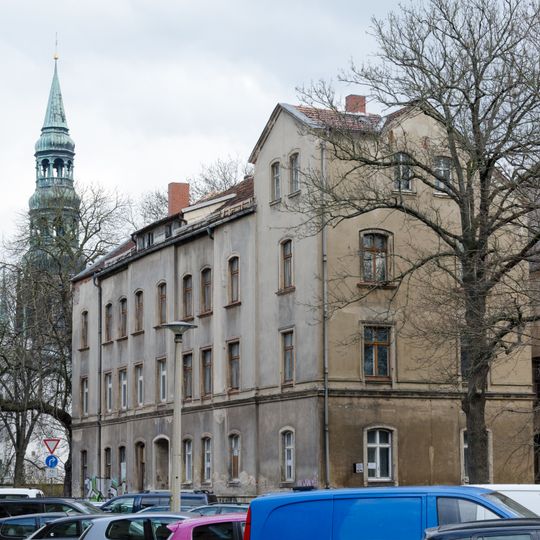 Mietshaus in Ecklage in offener Bebauung Amtsgerichtsstraße 5