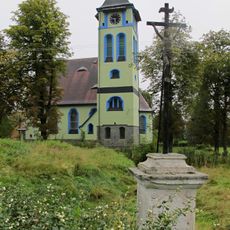 Kříž u kostela v Rybništi