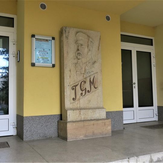 Masarykův pomník u vchodu do školy ve Velkém Oseku