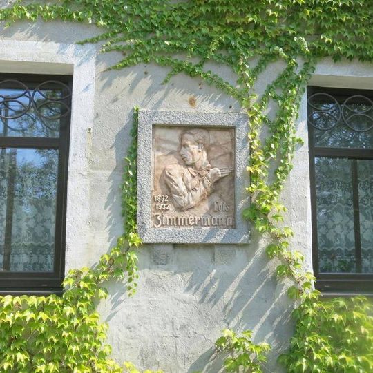 Pamětní deska Loise Zimmermanna na domě na návsi v Orasíně