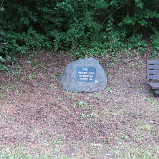 Pomník včelařského spolku v Romanovské ulici v Mšeně