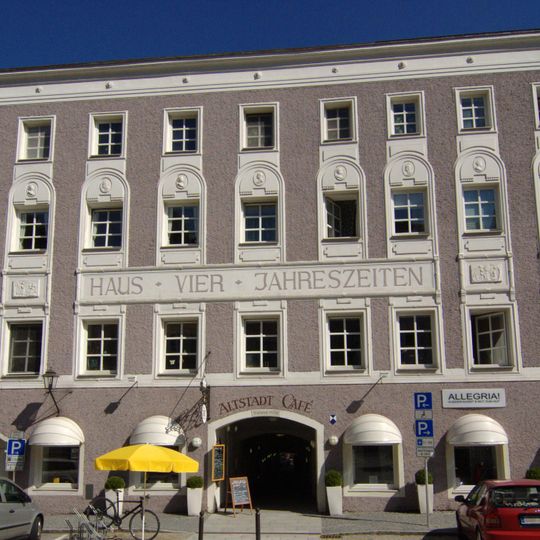 Ehemalige Bierbrauerei mit Gastwirtschaft, dann „Hotel Vier Jahreszeiten“, jetzt Wohnanlage