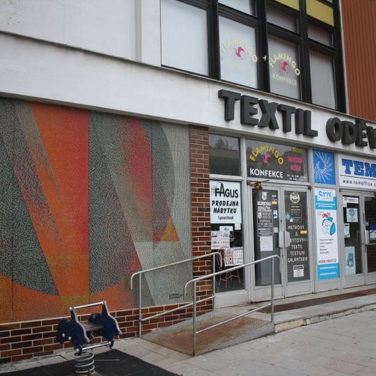 Skleněná mozaika na fasádě nákupního střediska textil - oděvy