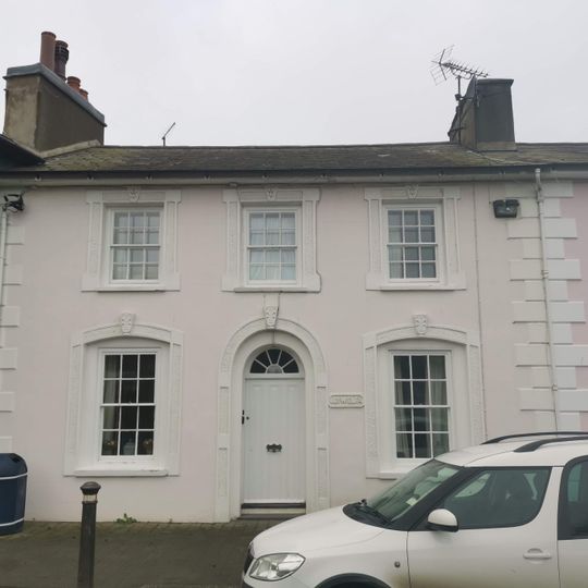 Llywelfa,Alban Square