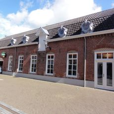 Direct achter het woonhuis is een langwerpige fabriekshal gebouwd