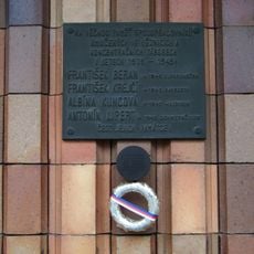 Pamětní deska obětí okupace 1939-1945 v Sokolovské ulici ve Vysočanech