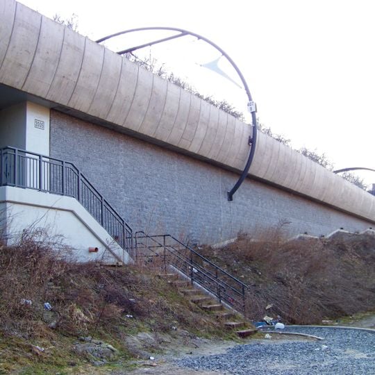 Podchod pod železniční tratí v prodloužení ulice U invalidovny