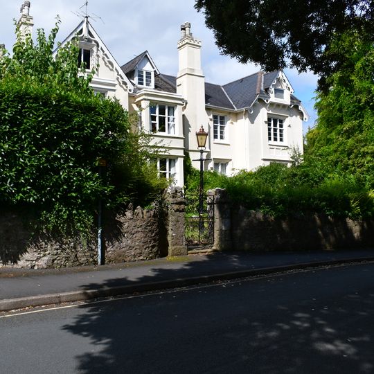 16 And 17, Courtenay Park Road