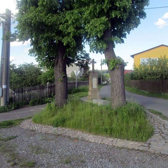 Kříž v Bušovicích na rozcestí