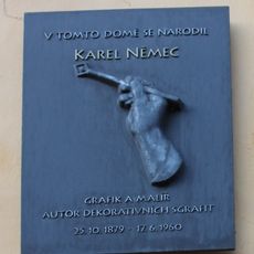 Pamětní deska Karla Němce na domě Žďárská 40 v Novém Městě na Moravě
