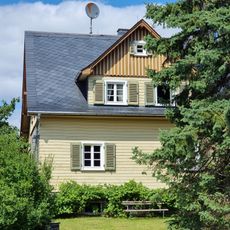Wohnhaus in offener Bebauung und kleiner hölzerner Gartenpavillon Bruno-Stiebitz-Straße 55
