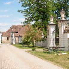 Umfriedung mit Gartenportalen