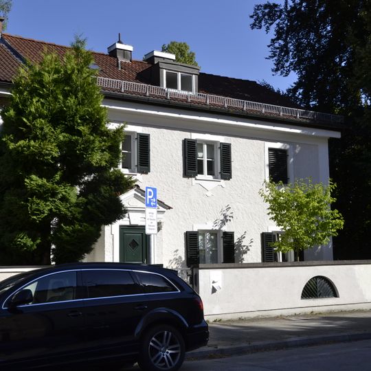 Zweigeschossiges Satteldachhaus