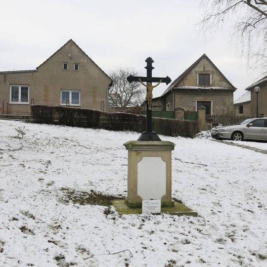 Kříž na návsi v Patokryjích