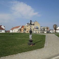 Kříž v Deštné na náměstí
