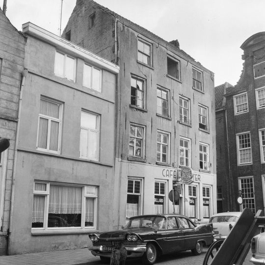 Pand met drie verdiepingen onder met pannen gedekt zadeldak tussen puntgevels