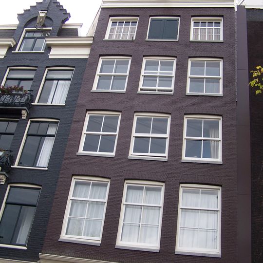Huis met gevel onder gesneden rechte lijst