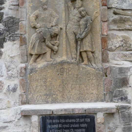Památník 80 let zrušení roboty a 10 let výročí trvání Československé republiky u hlavní brány hradu Veveří