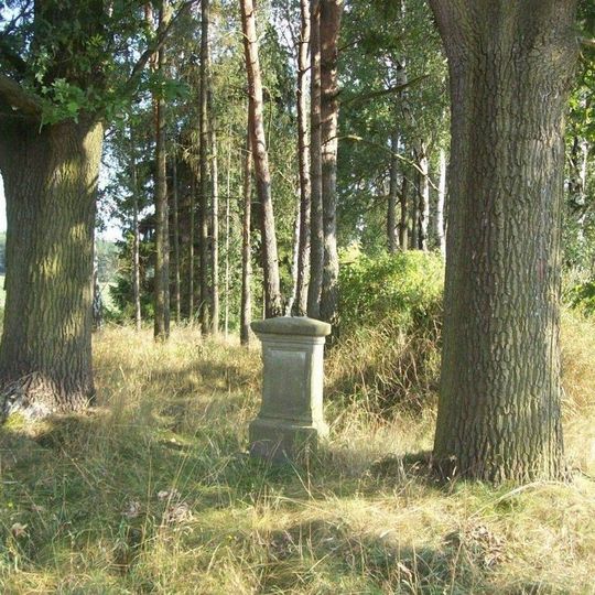 Kříž jižně od Číhané u lesíka