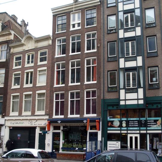Huis met 18e-eeuwse, in de 19e eeuw gewijzigde gevel onder 19e-eeuwse rechte lijst
