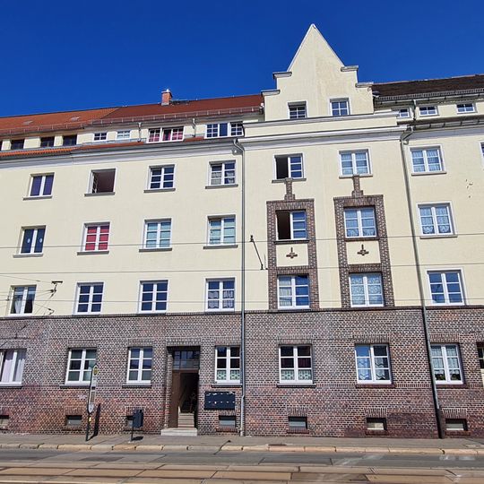 Mietshaus in geschlossener Bebauung, Teil einer einheitlich gestalteten Häuserzeile Leipziger Straße 152