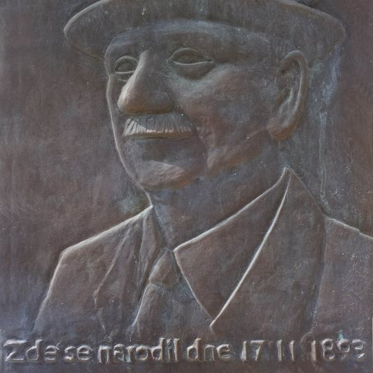 Pamětní deska Richarda Knolla v Rouchovanech