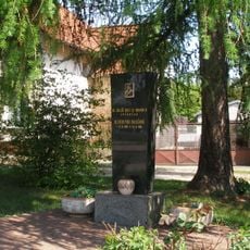 Pomník Klementiny Kalašové na návsi v Horních Beřkovicích