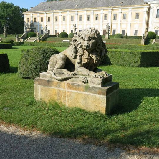 Socha lva v zahradě zámku v Lysé nad Labem