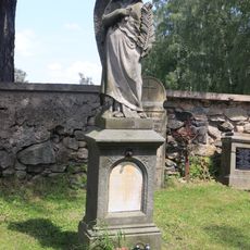 Socha na hřbitově ve Svatém Mikuláši