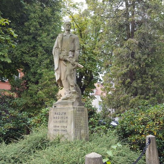 Pomník padlým na návsi v Tlustici