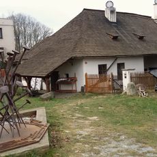 Kovová plastika Hřebíky před historickou kovárnou v Nových Hradech