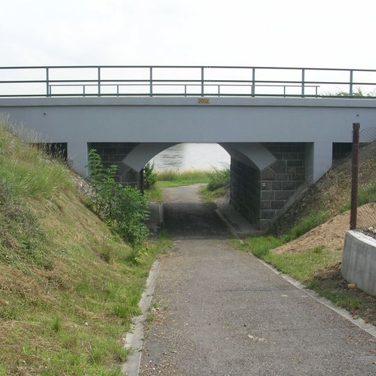 Železniční most přes cestu k Vltavě v Mlčechvostech