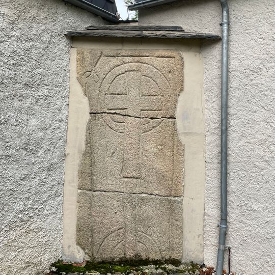 Einzeldenkmale der Sachgesamtheit St. Ursula-Kirche und Kirchhof Auerswalde: Kirche und Kirchhofsmauer sowie auf dem Kirchhof 10 Soldatengräber für Gefallene des 1. und 2. Weltkrieges, Grabmale und Erbbegräbnisse für Anna und Go