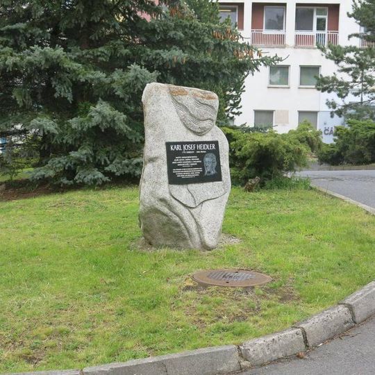 Pomník Karla Josefa Heidlera v arálu nemocnice v Sokolově